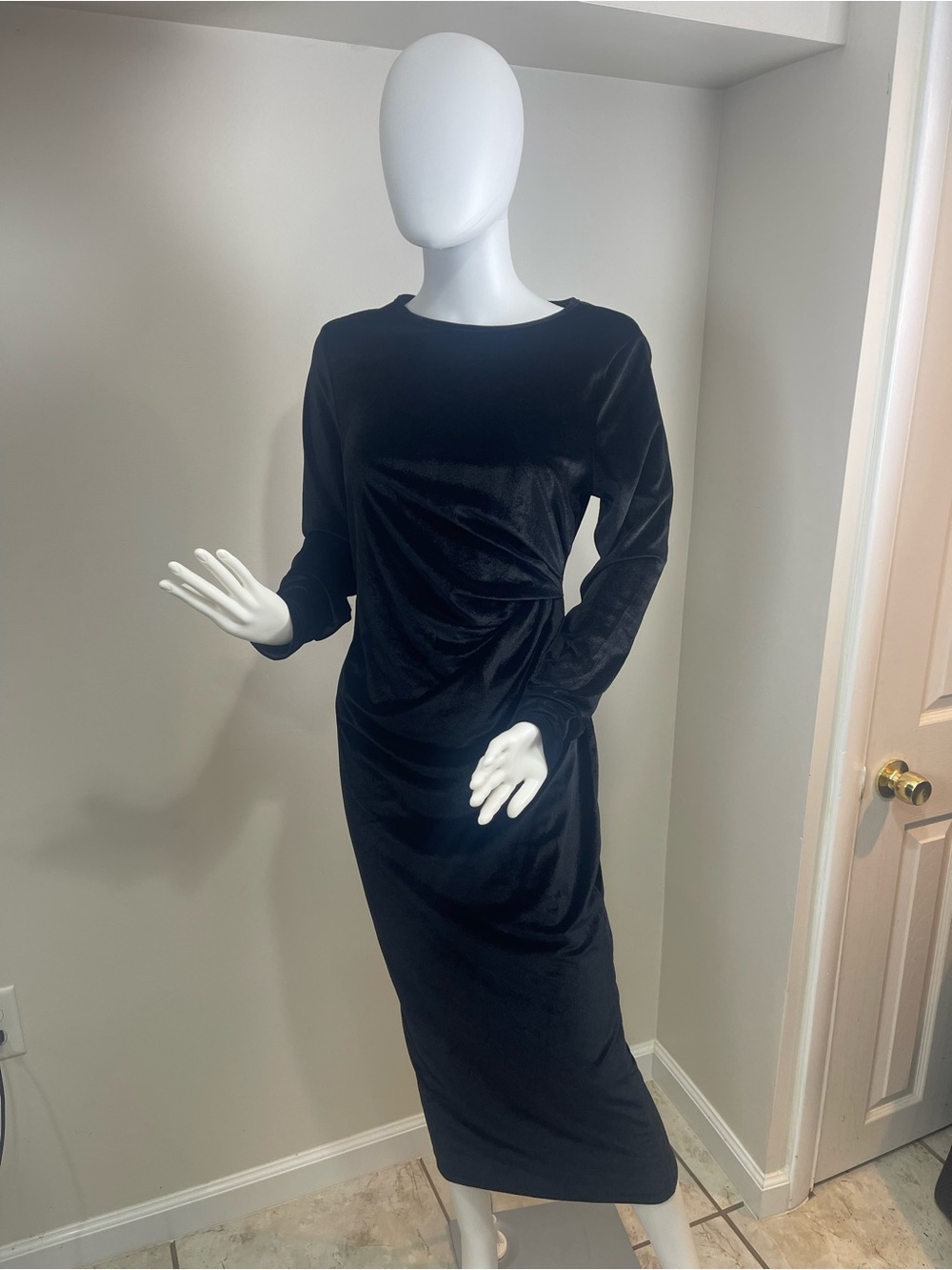 SHEIN Black Long-Sleeve Midi Velvet Dress